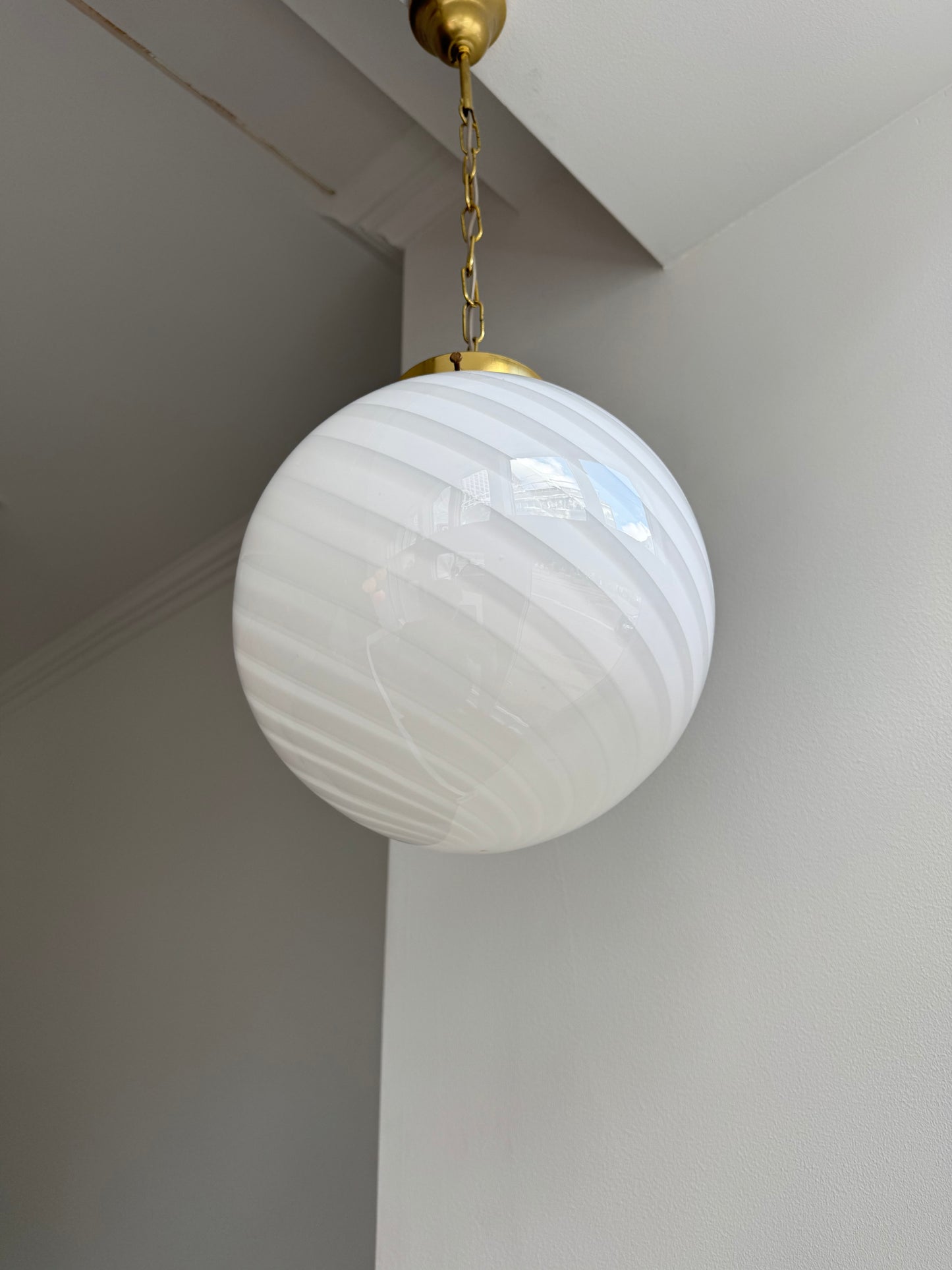 Klassisk rund vintage Murano pendel m. hvid swirl, 30 cm