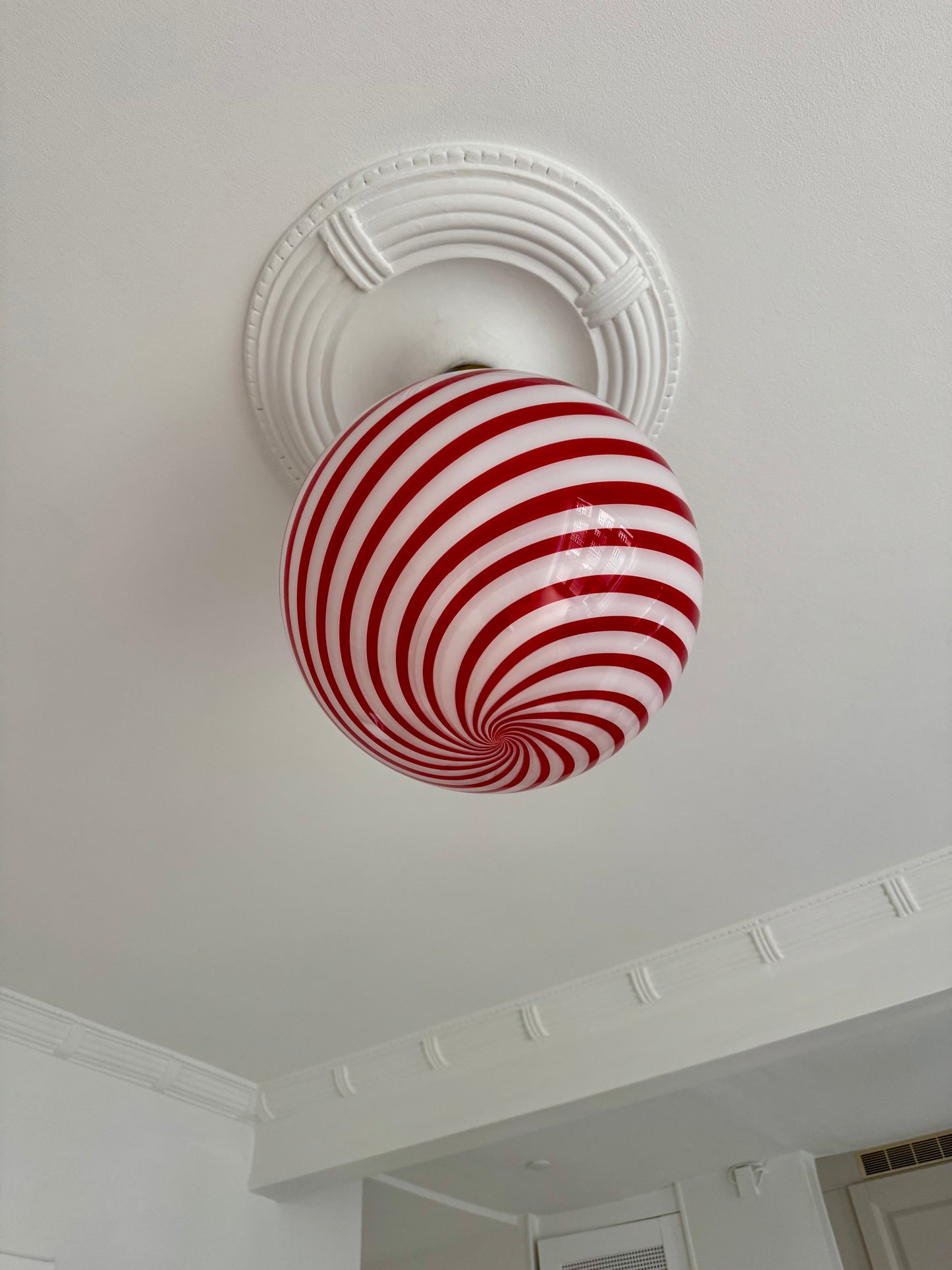 Smuk rød-stribet Murano pendel, 40 cm