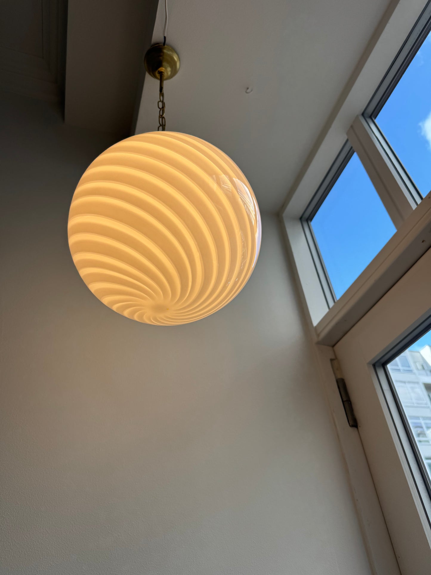 Klassisk rund vintage Murano pendel m. hvid swirl, 30 cm