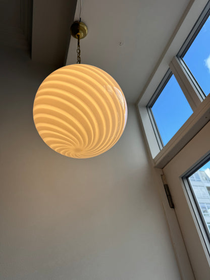 Klassisk rund vintage Murano pendel m. hvid swirl, 30 cm