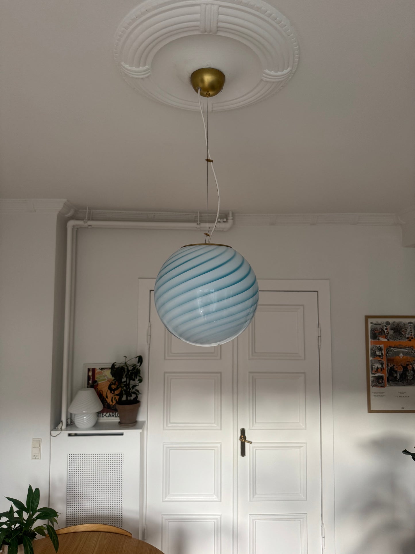 Murano rund pendel med blå swirl og messing top, 30 cm