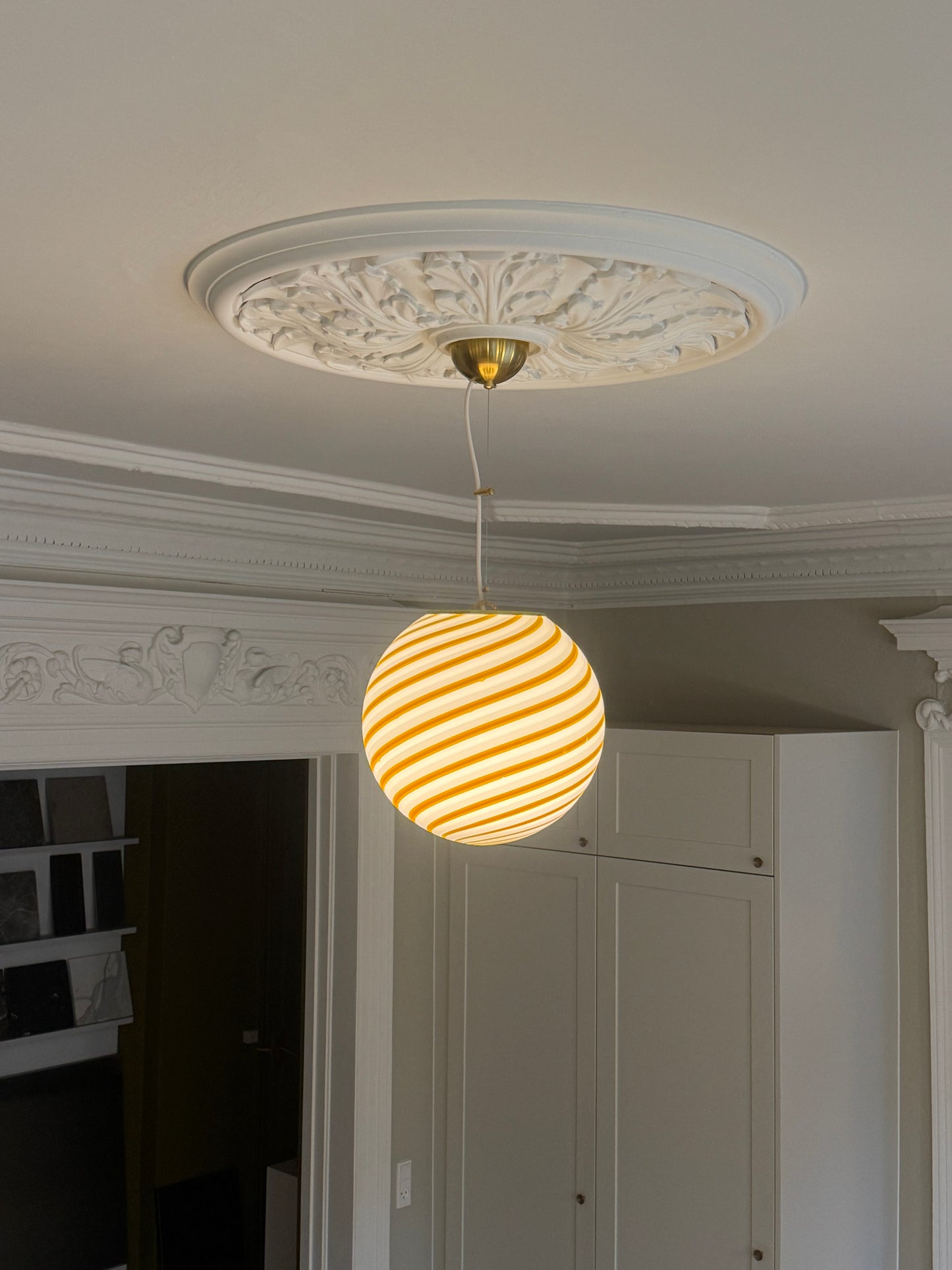 Hvid og gul Murano bolche pendel lampe, 30 cm