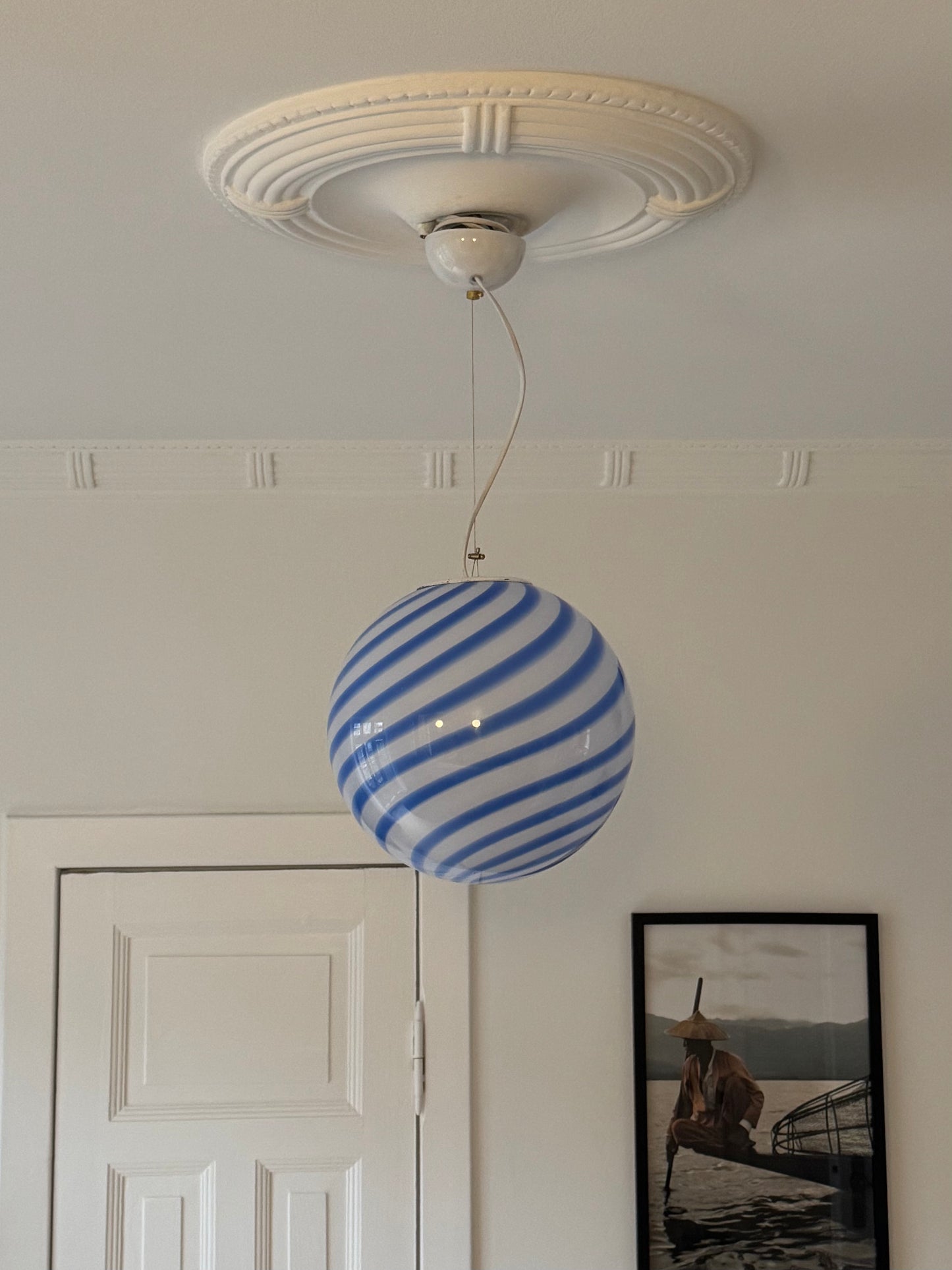 Murano rund pendel med blå swirl, 30 cm