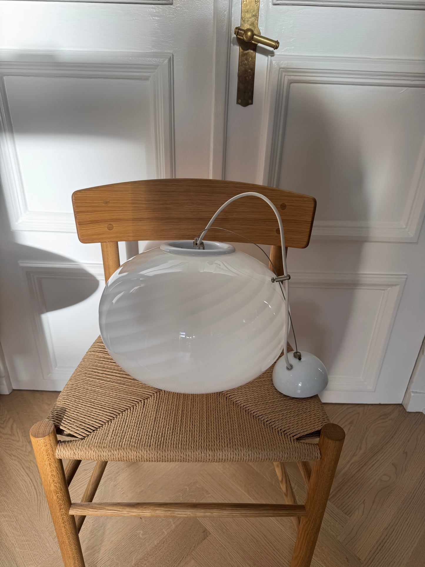 Murano rund pendel med klassisk hvid swirl og original sticker, 35 cm