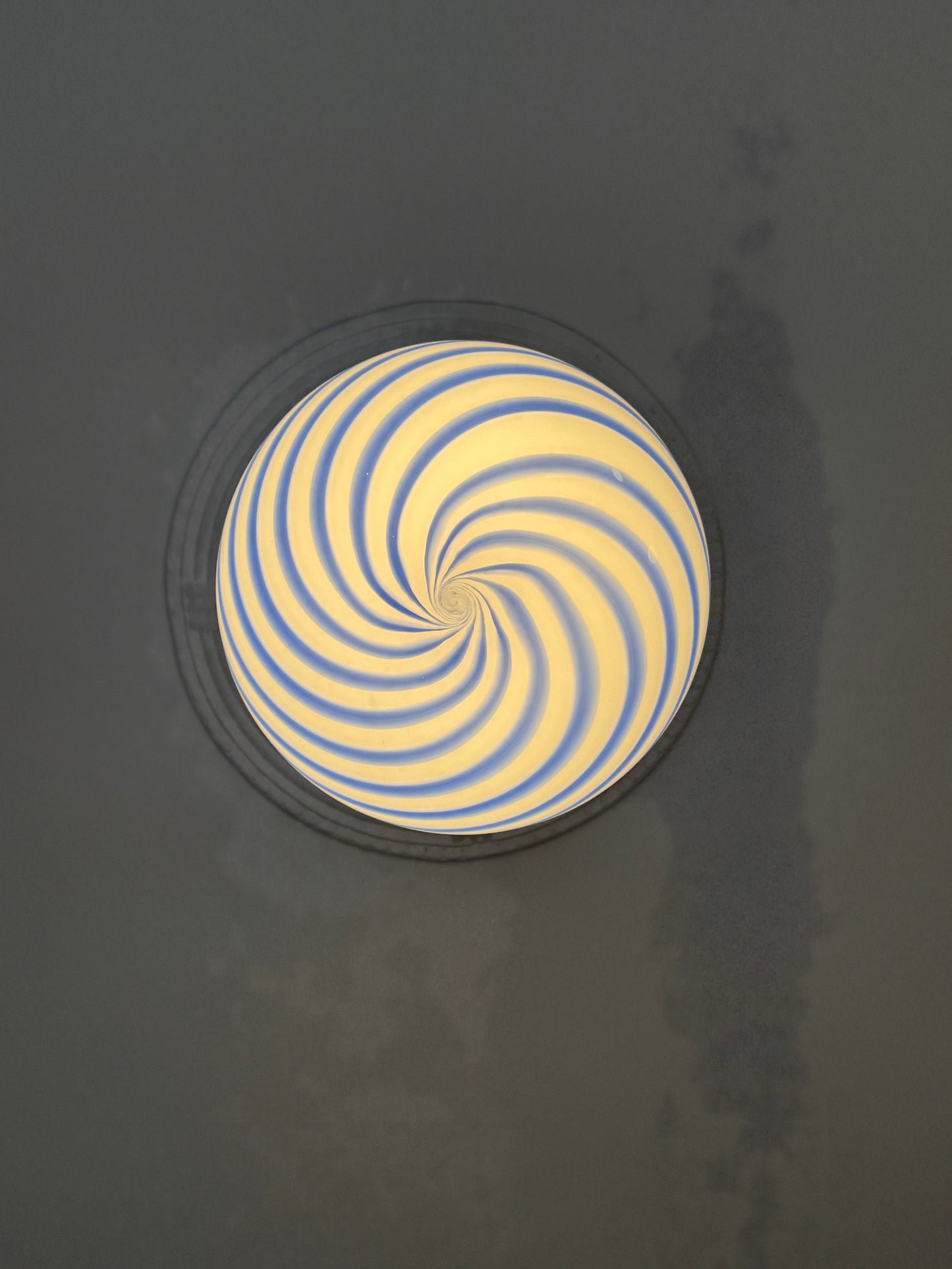 Murano rund pendel med blå swirl, 30 cm