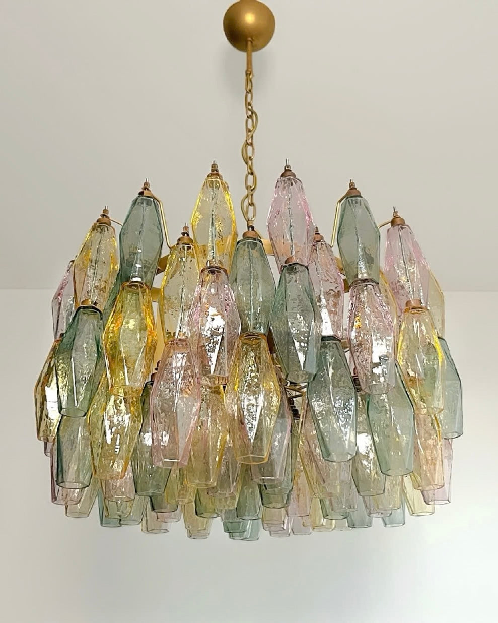Murano lysekrone | Poliedri | 107 glas | Grøn/lyserød/gul