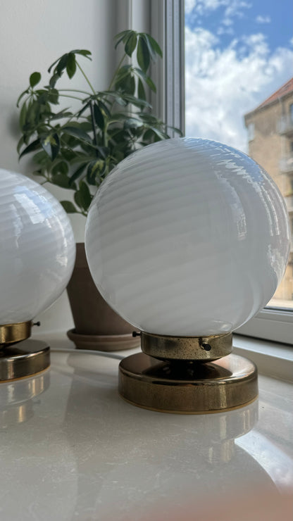 Murano table lamp in classic white swirl, brass base, 20 cm
