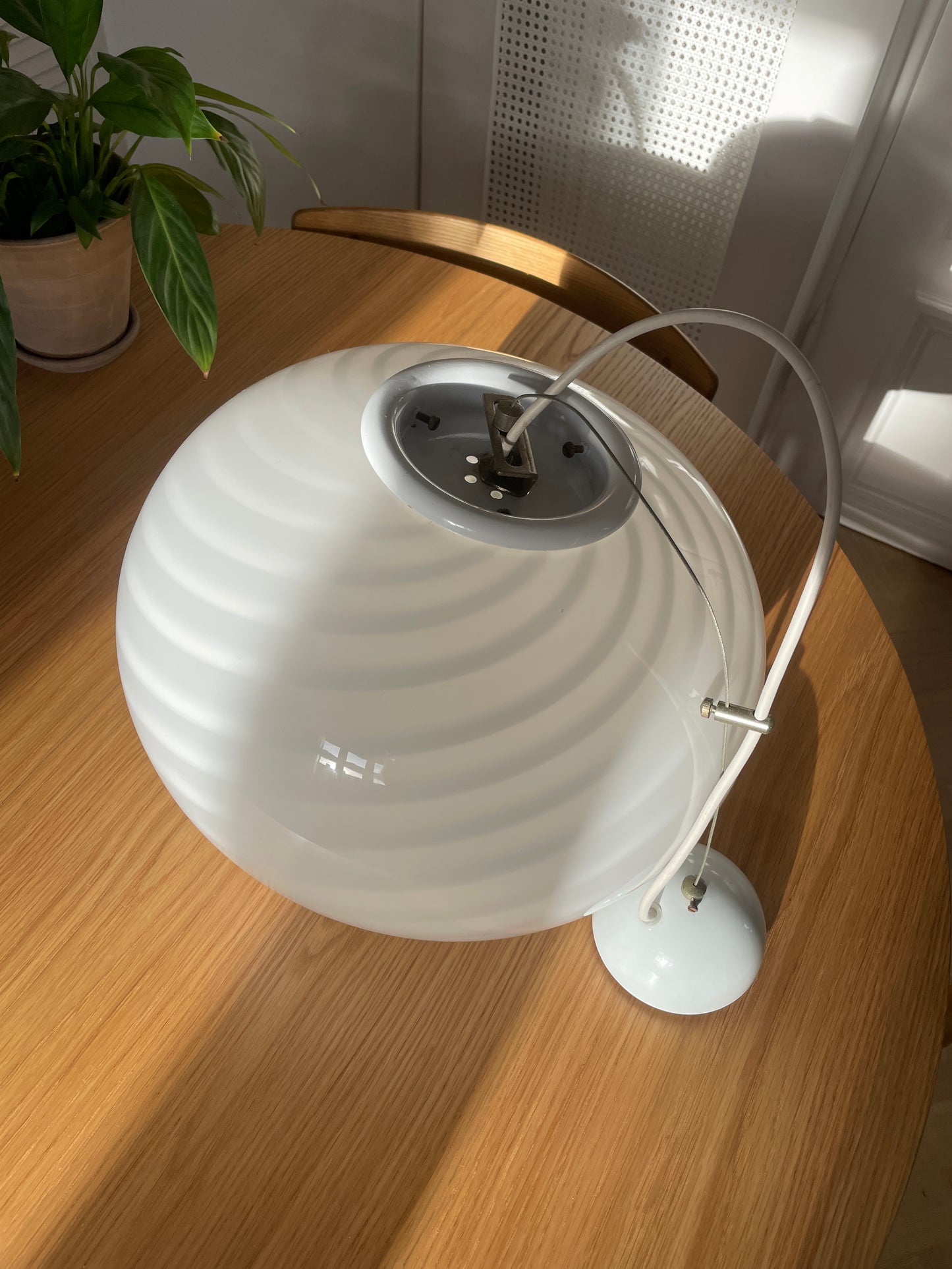 Murano rund pendel med klassisk hvid swirl og original sticker, 35 cm