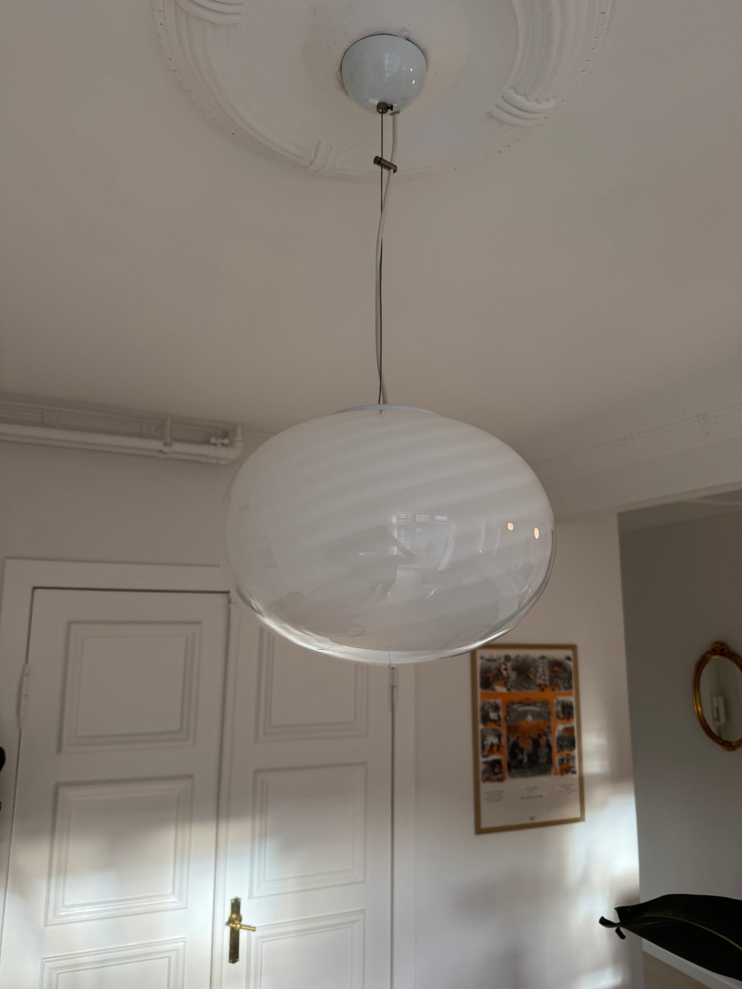 Murano rund pendel med klassisk hvid swirl og original sticker, 35 cm