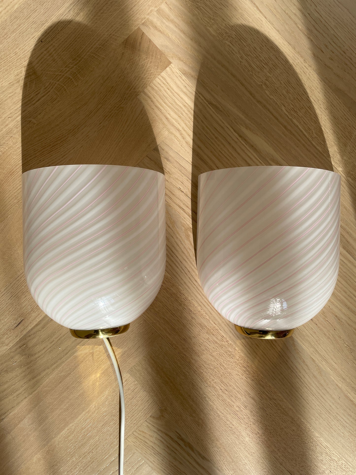 Smukke vintage Murano væglamper med hvid og lyserød swirl