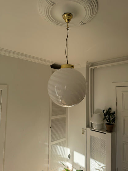 Murano pendant in white swirl and beautiful brass top, 35 cm