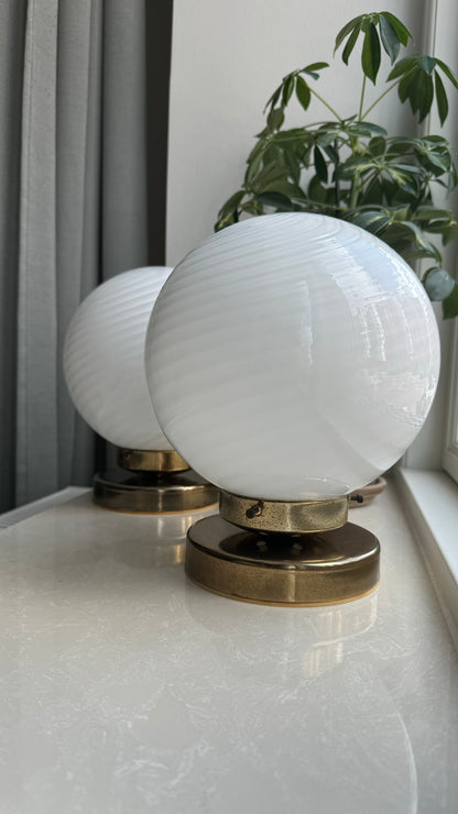 Murano table lamp in classic white swirl, brass base, 20 cm
