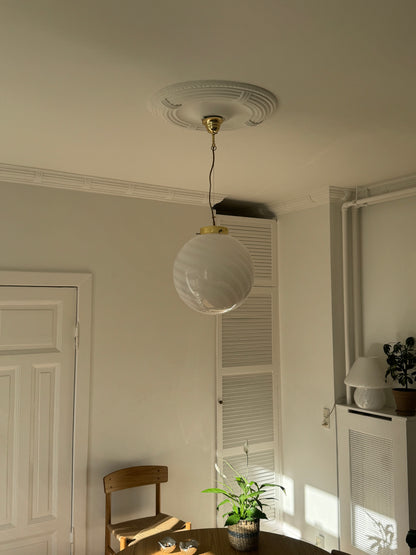Murano pendant in white swirl and beautiful brass top, 35 cm