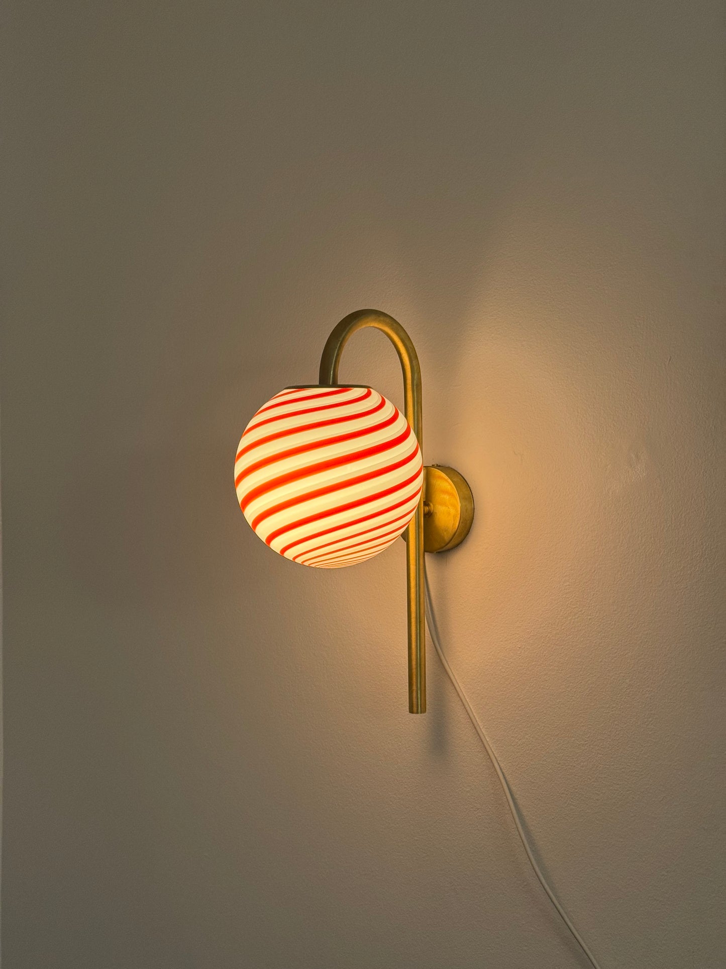 Murano væglampe i rød swirl, 43 cm høj