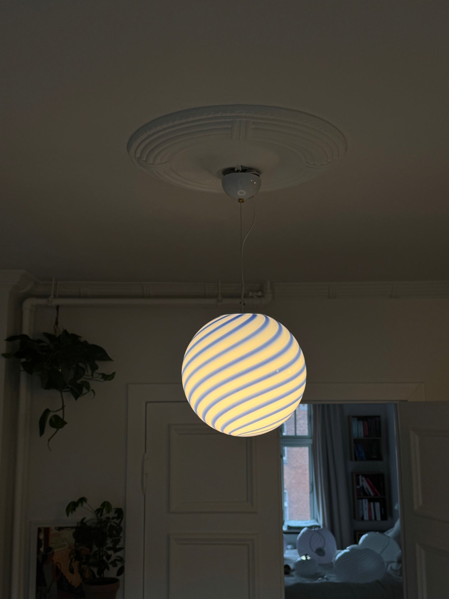 Murano rund pendel med blå swirl, 30 cm