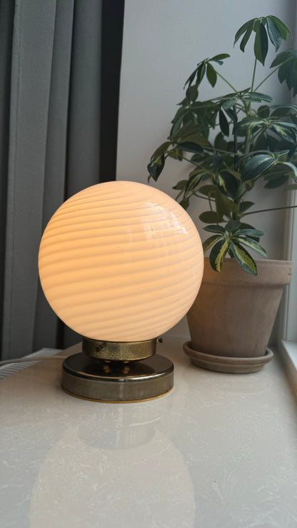 Murano table lamp in classic white swirl, brass base, 20 cm