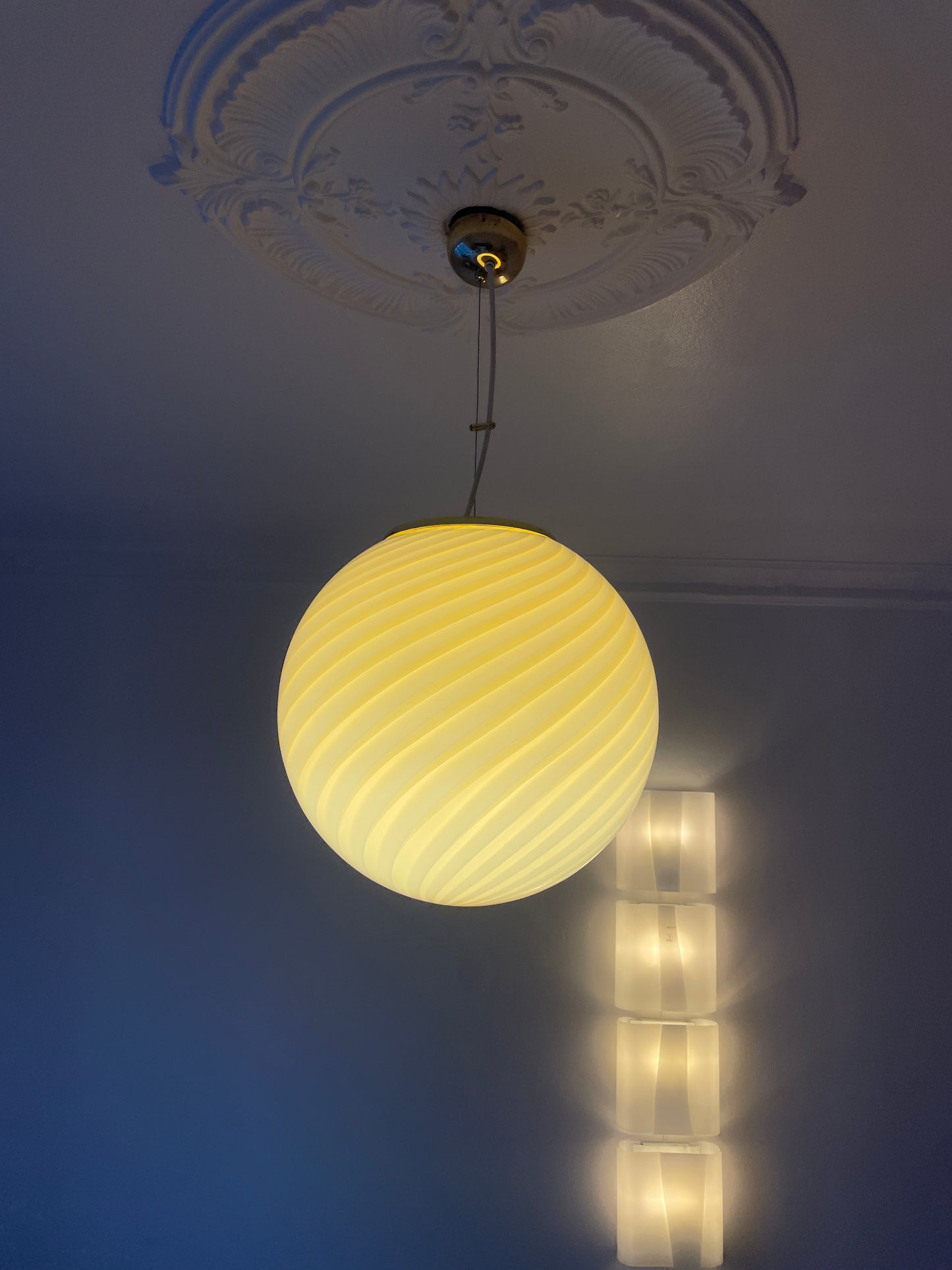 Stor Murano pendel m. gul swirl, 40 cm