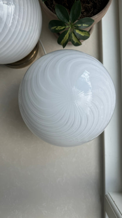 Murano table lamp in classic white swirl, brass base, 20 cm