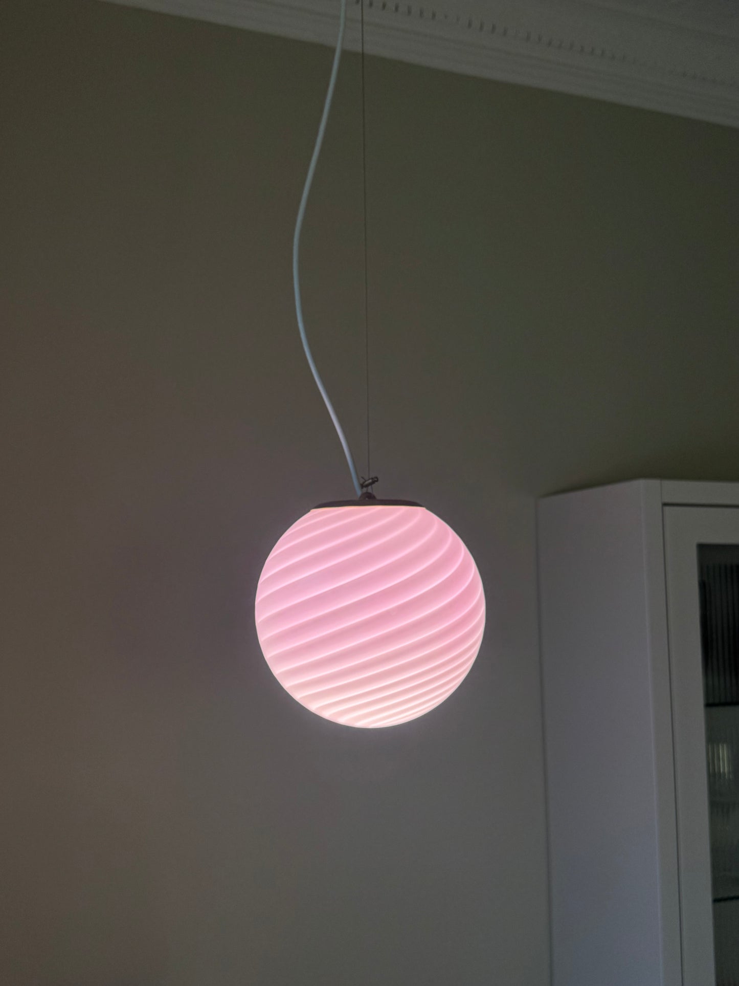 Lyserød Murano pendel med klassisk swirl, 20 cm