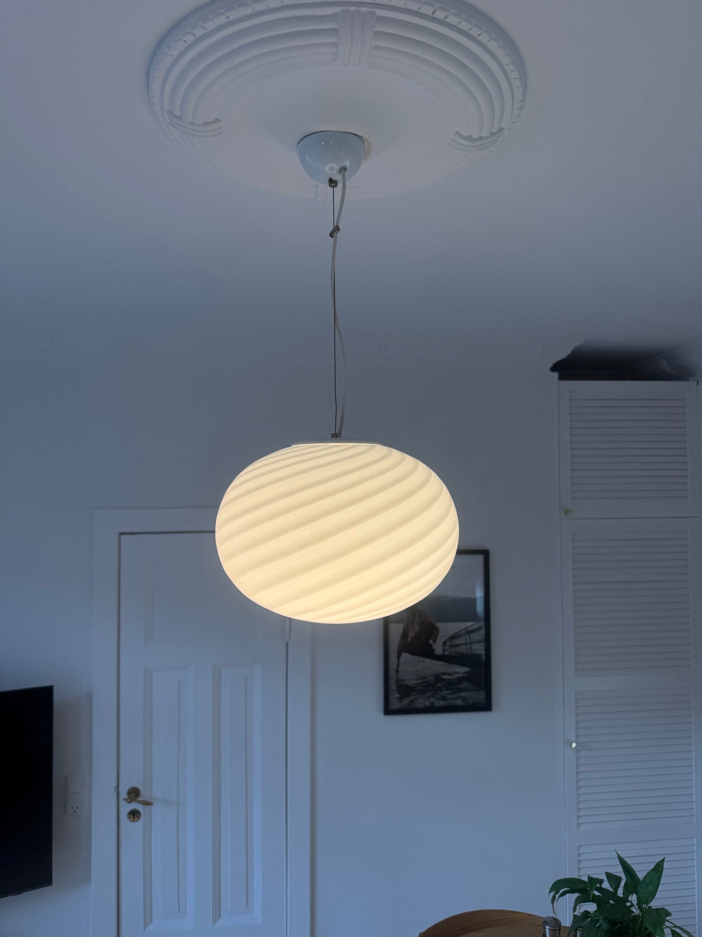 Murano rund pendel med klassisk hvid swirl og original sticker, 35 cm