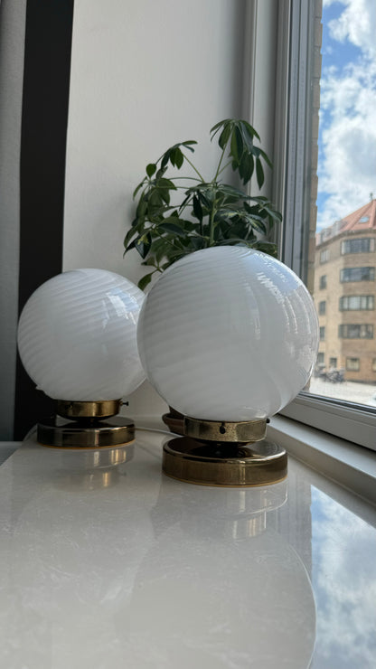 Murano table lamp in classic white swirl, brass base, 20 cm