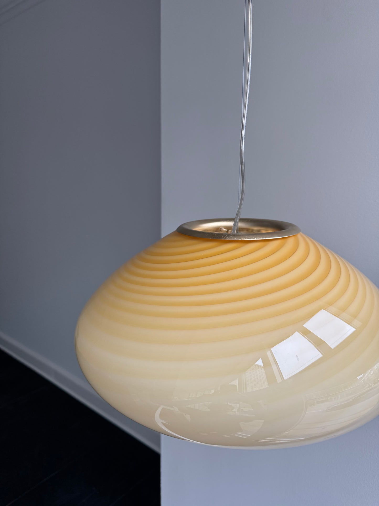 Klokkeformet Murano pendel i gul swirl, 45 cm