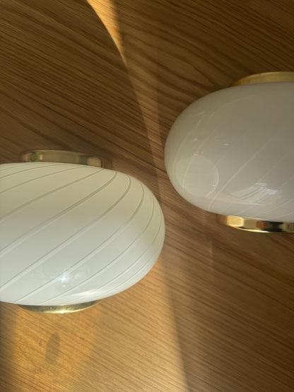White shell wall lamp with brass suspension