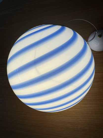 Murano rund pendel med blå swirl, 30 cm