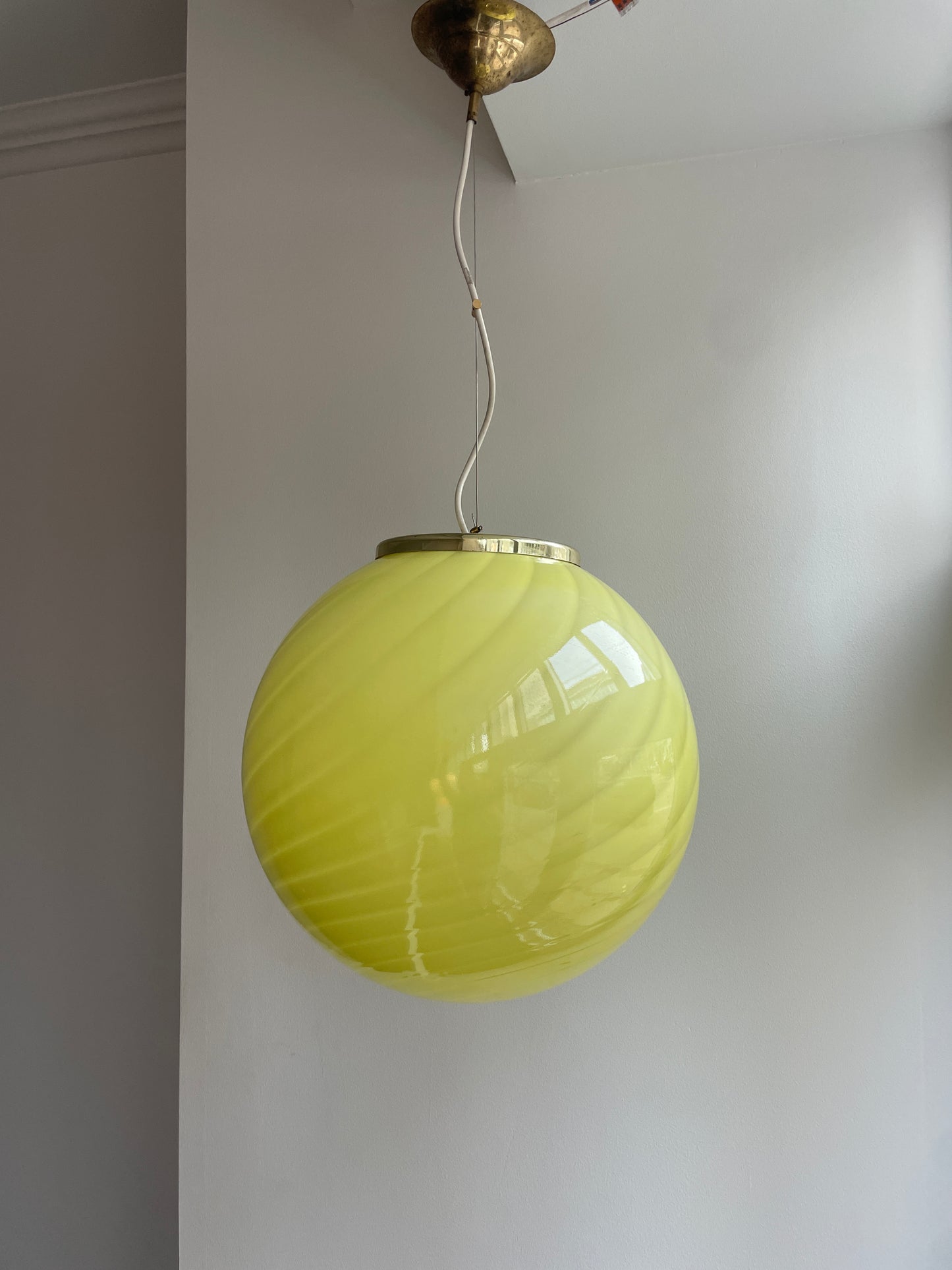 Stor Murano pendel med gul swirl, 40 cm