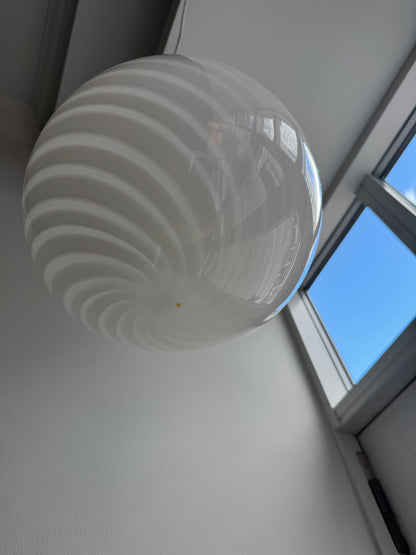 Klassisk rund vintage Murano pendel m. hvid swirl, 30 cm