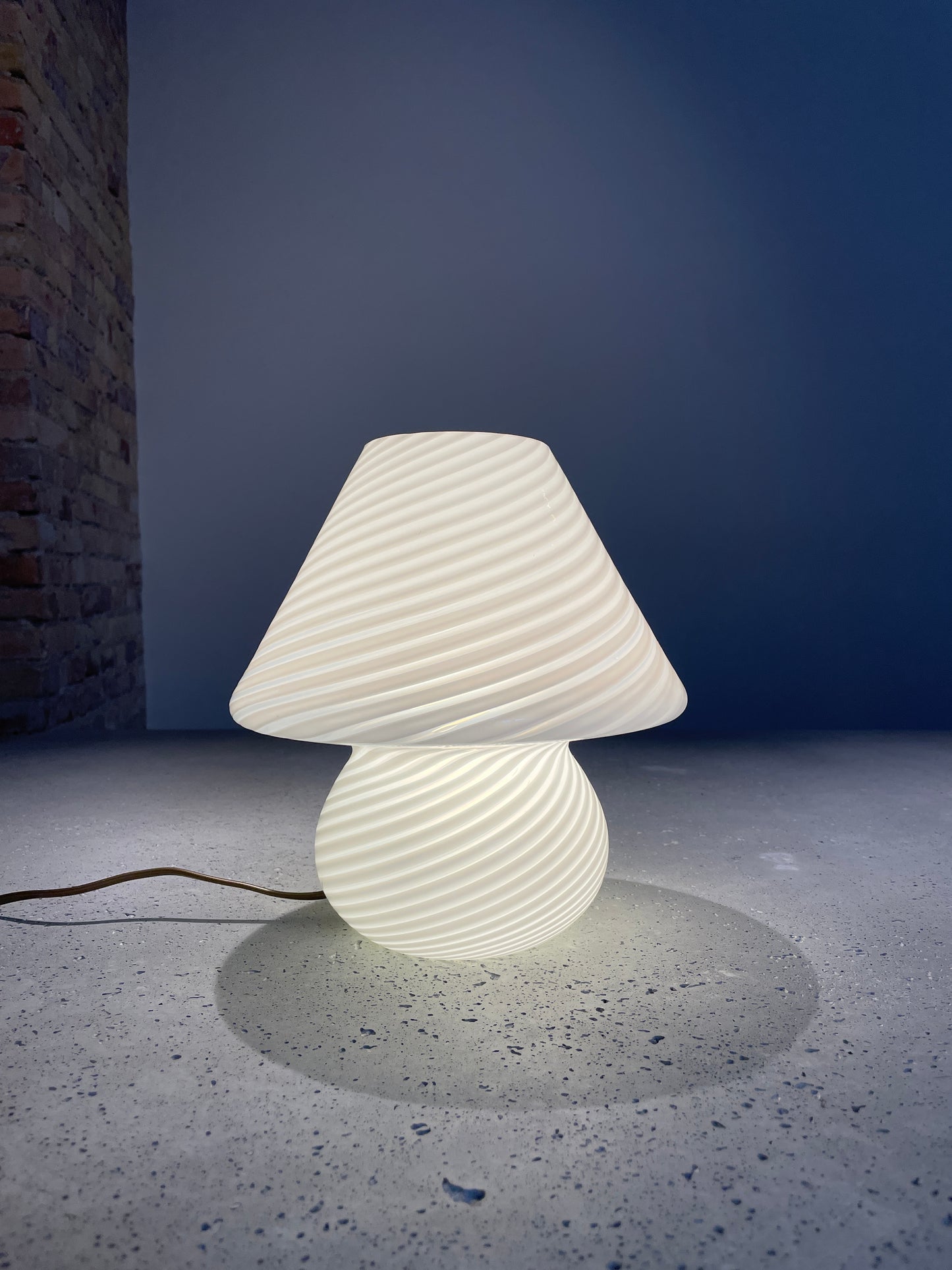 Vintage Murano mushroom in classic white swirl, 27 cm