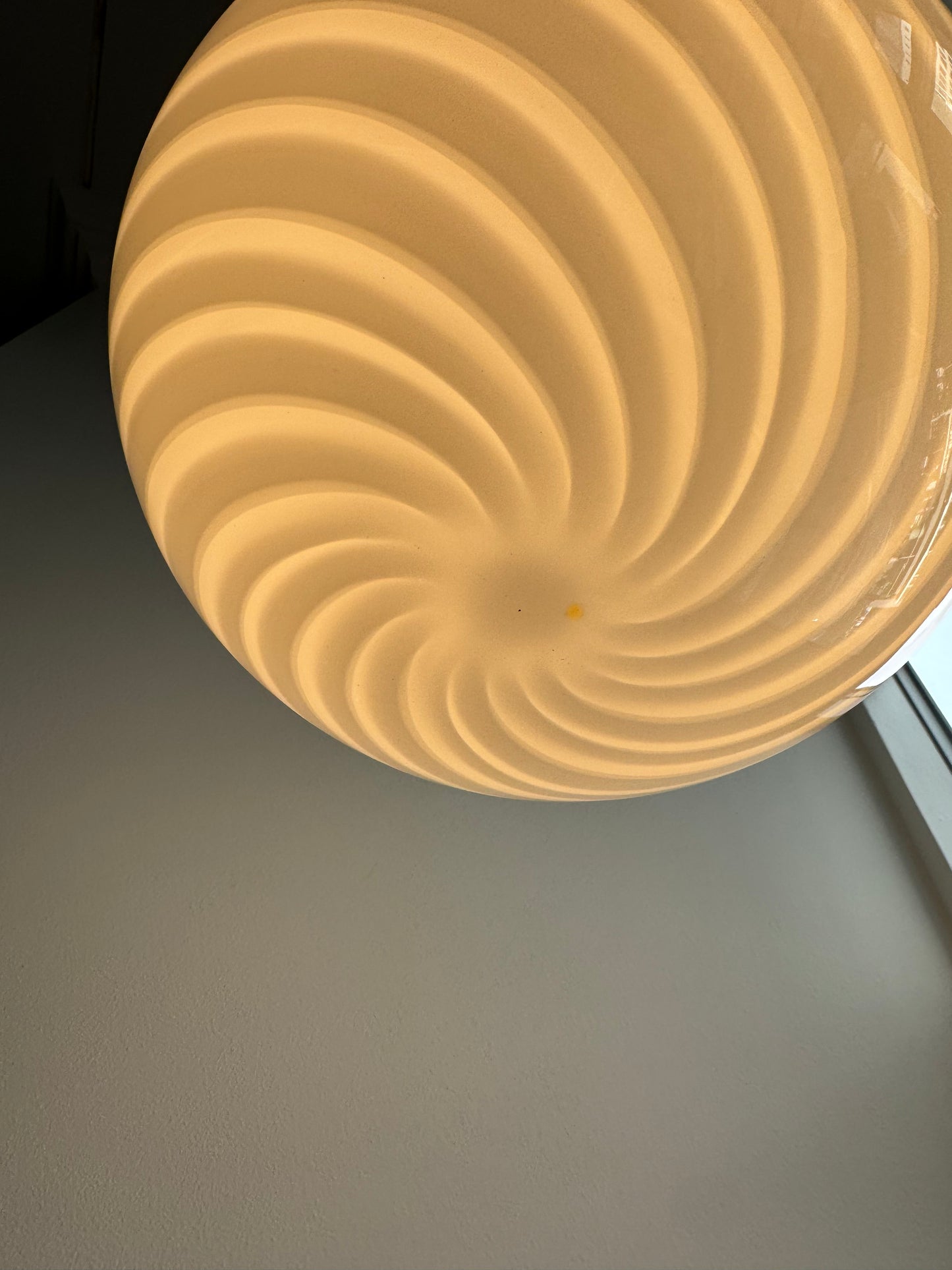 Klassisk rund vintage Murano pendel m. hvid swirl, 30 cm