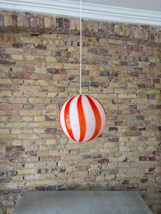 Murano pendel med orange/rød vertikal swirl, 30 cm