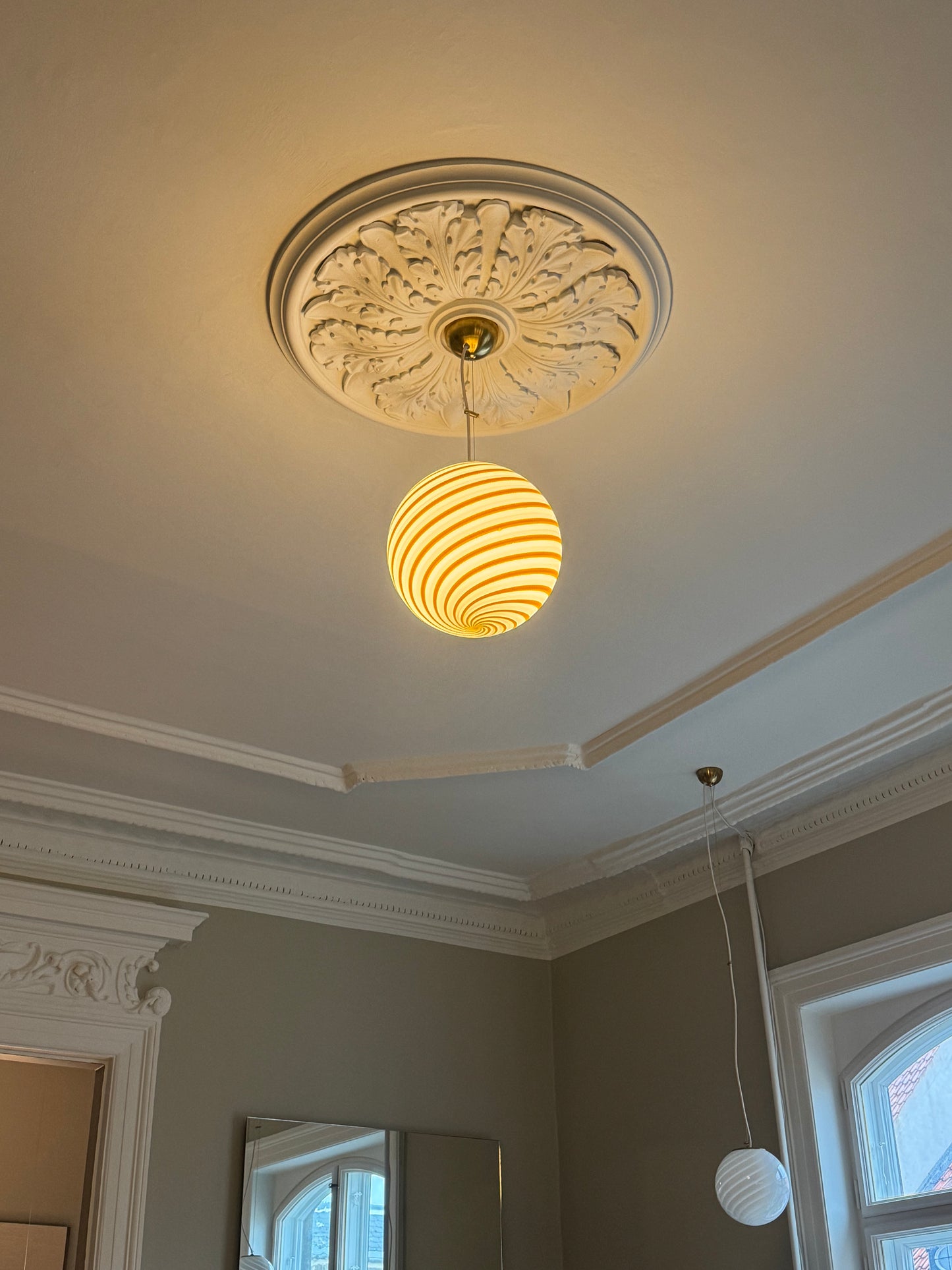 Hvid og gul Murano bolche pendel lampe, 30 cm