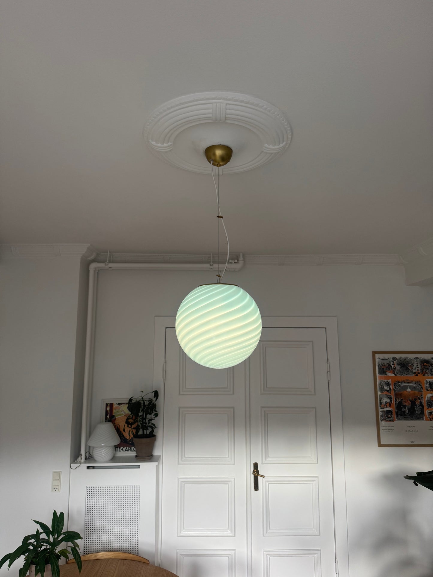 Murano rund pendel med blå swirl og messing top, 30 cm