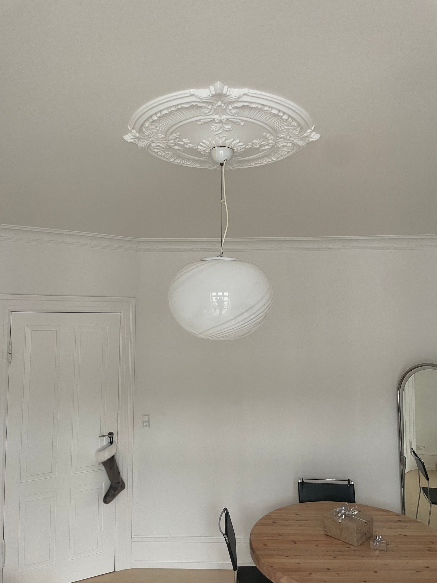 Murano pendel oval og i klassisk hvid 6-swirl, 40 cm