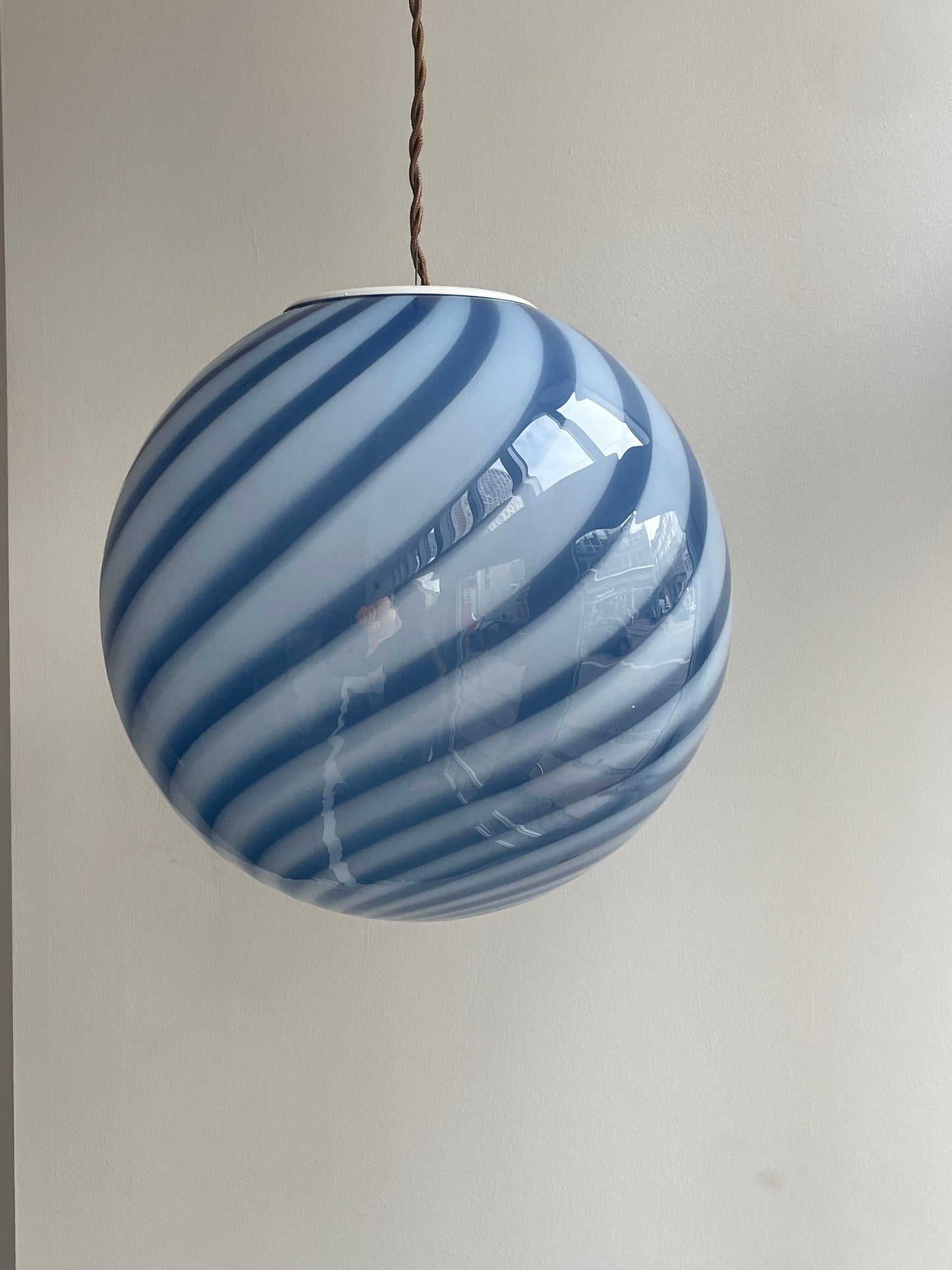 Stor Murano pendel med blå swirl, 40 cm