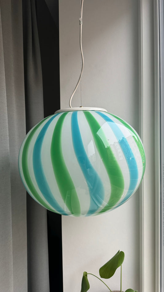 Murano pendel med vertikal grøn og blå swirl, 38 cm