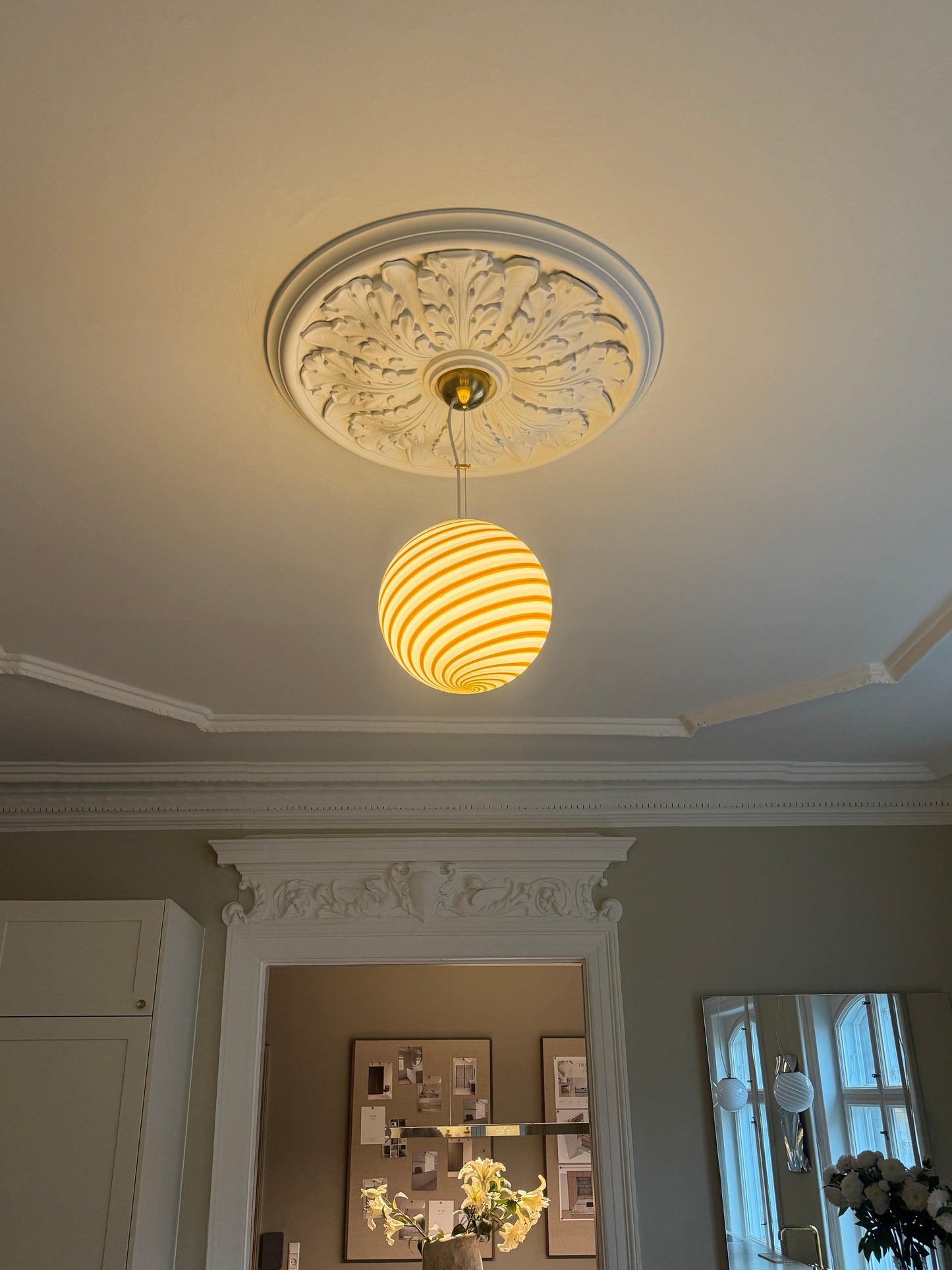 Hvid og gul Murano bolche pendel lampe, 30 cm