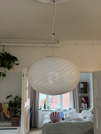 Murano pendel oval og i klassisk hvid swirl, 44 cm