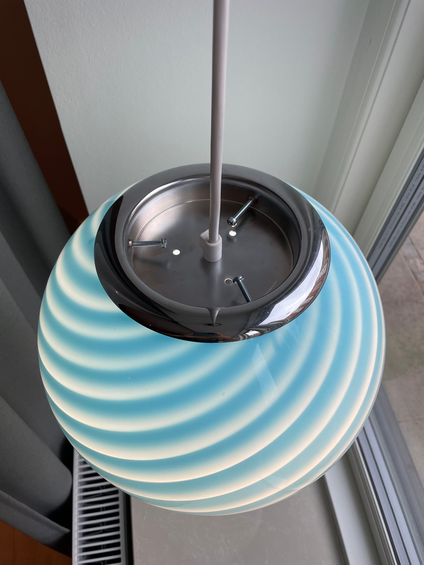 Murano pendel i blå swirl med flot krom top, 30 cm