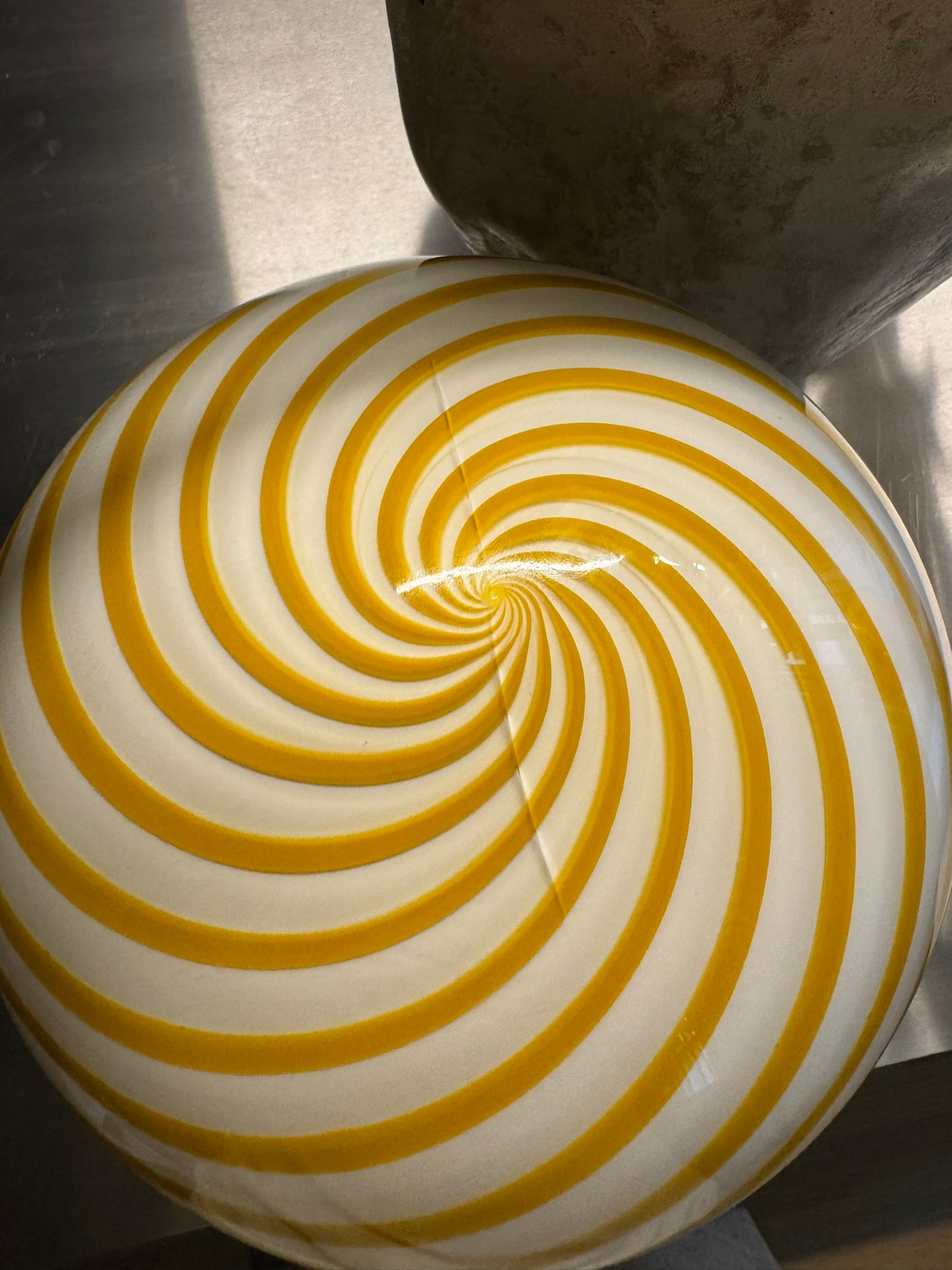 Hvid og gul Murano bolche pendel lampe m. ridse, 30 cm