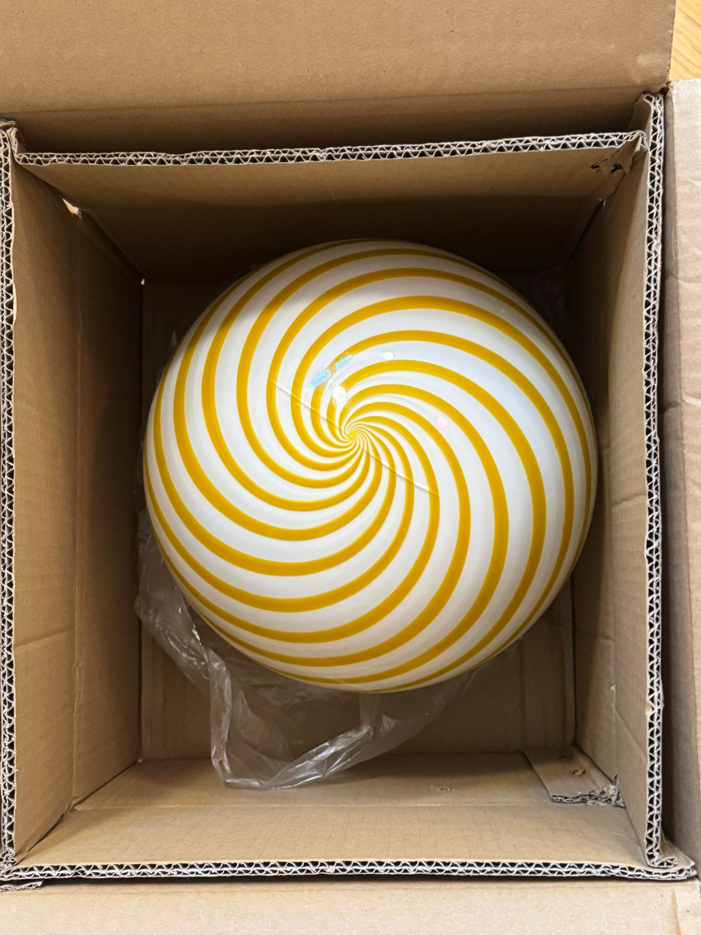 Hvid og gul Murano bolche pendel lampe m. ridse, 30 cm