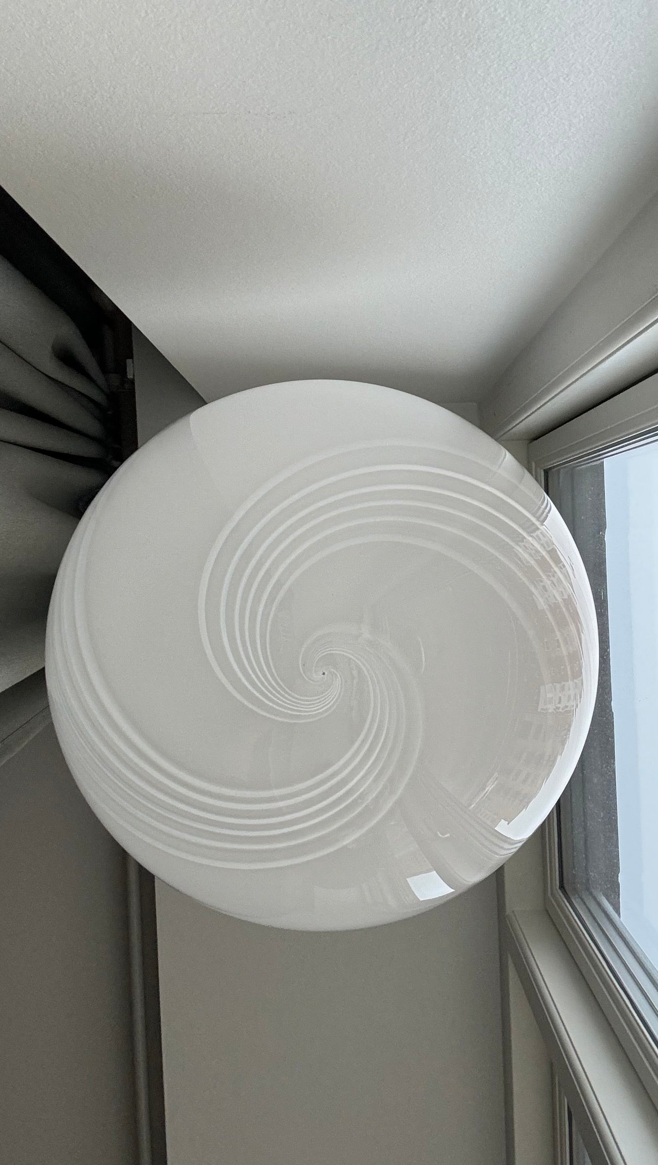 Murano pendel oval og  i klassisk hvid 6-swirl, 40 cm