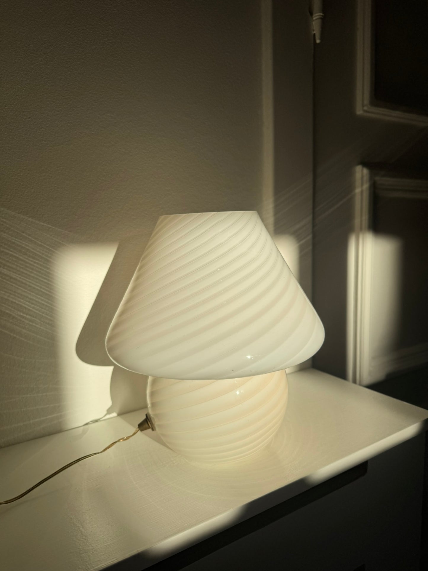 Vintage Murano mushroom i klassisk hvid swirl, 27 cm