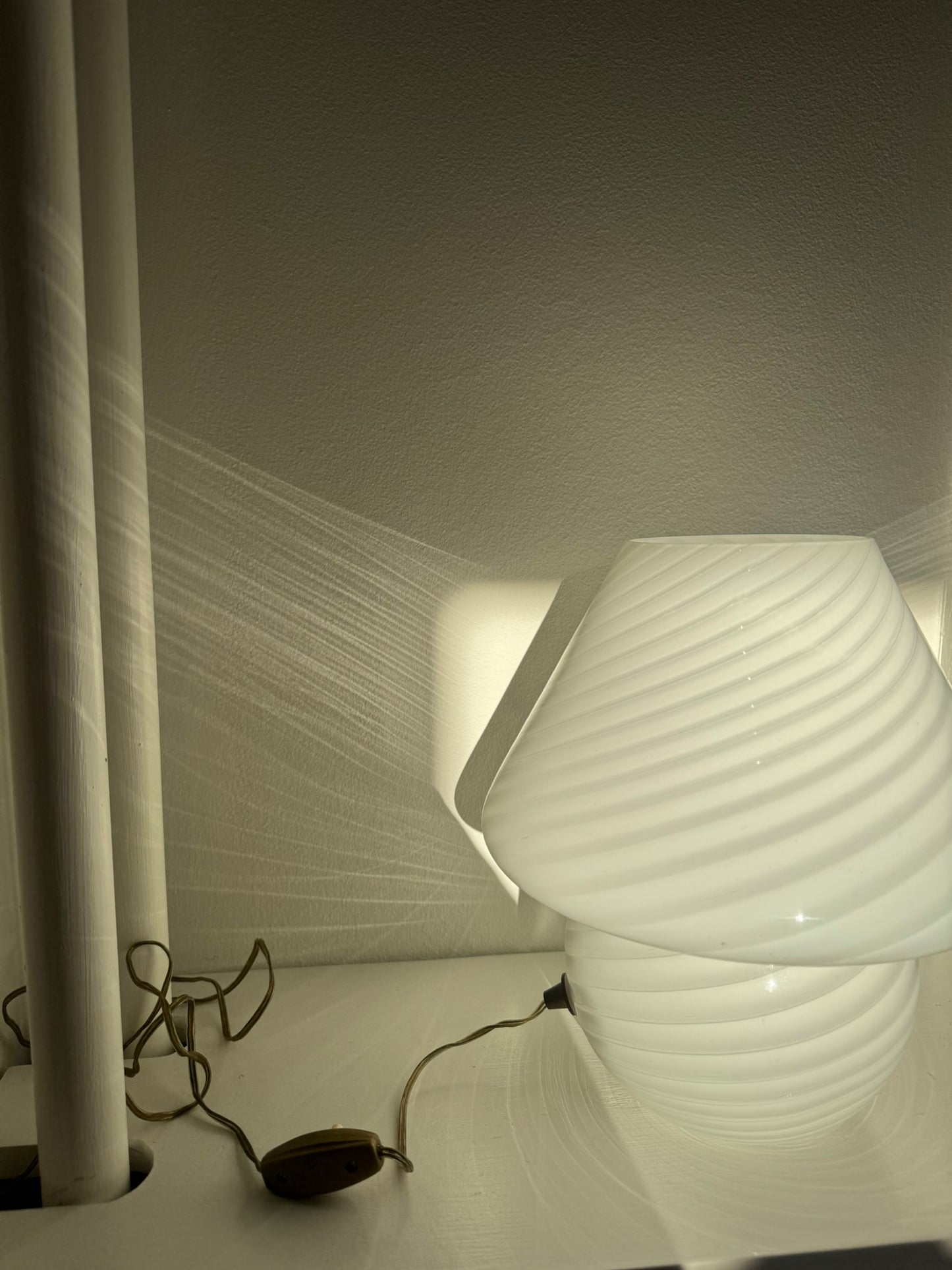 Vintage Murano mushroom i klassisk hvid swirl, 27 cm