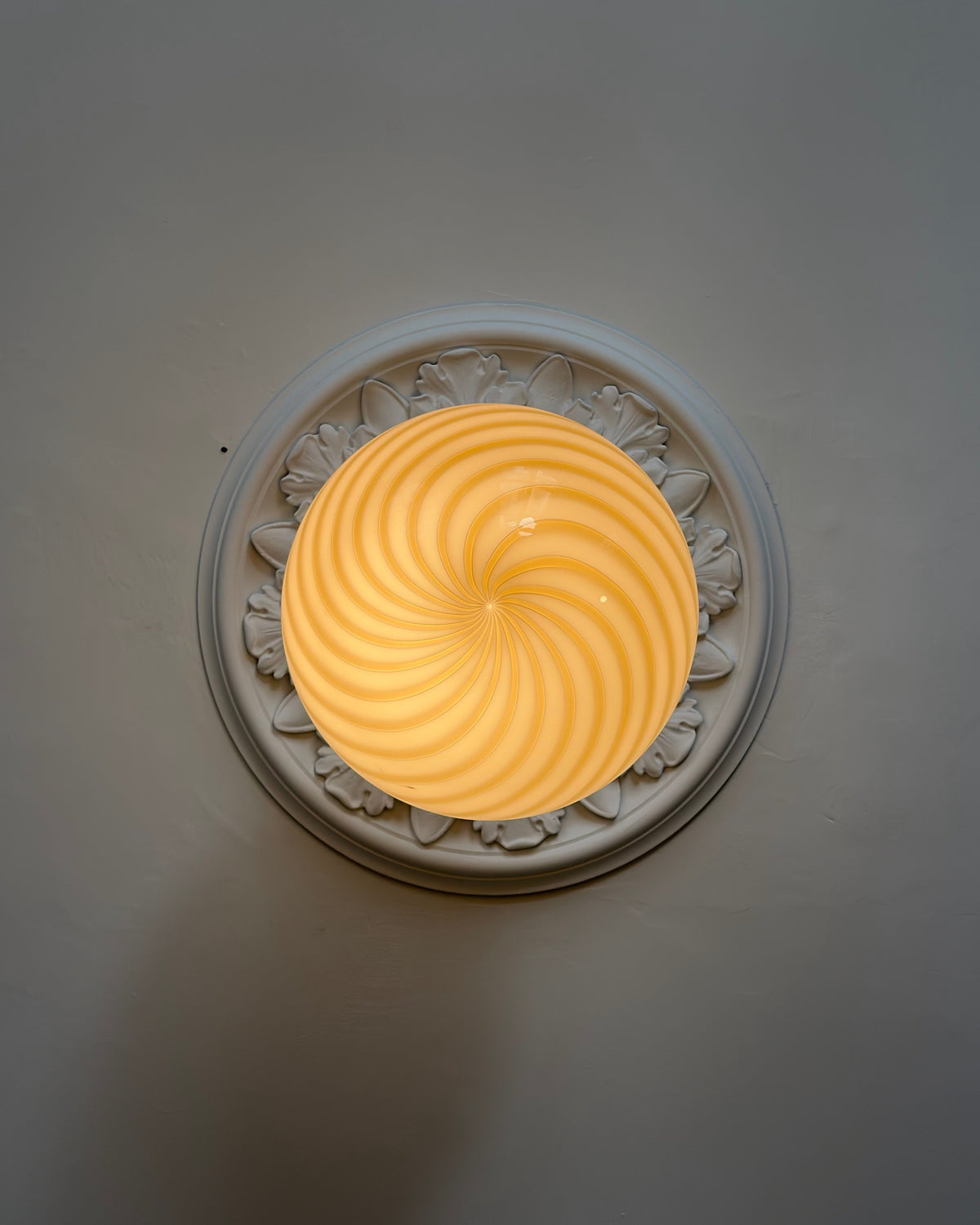 Murano loftlampe i grå og brun swirl, 40 cm